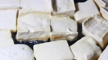 Tavada kızarmış tofu. 