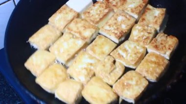 Tavada kızarmış tofu.