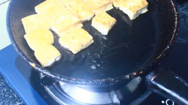 Tavada kızarmış tofu.