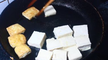 Tavada kızarmış tofu.