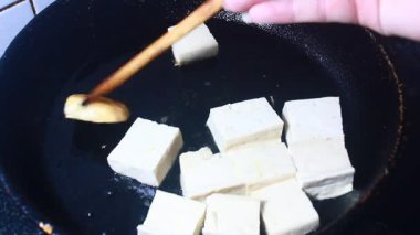 Tavada kızarmış tofu.