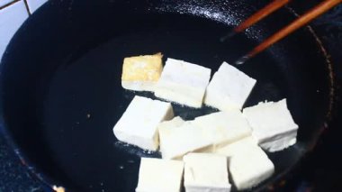 Tavada kızarmış tofu.