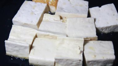Tavada kızarmış tofu.