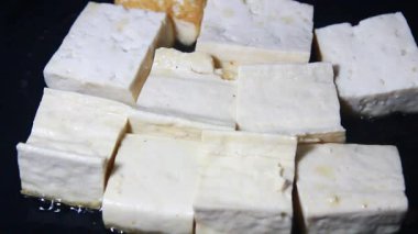 Tavada kızarmış tofu.