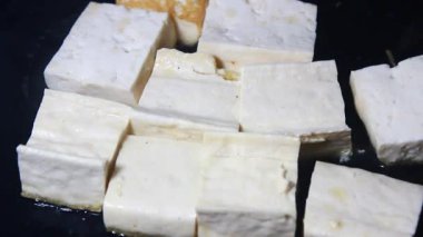 Tavada kızarmış tofu.