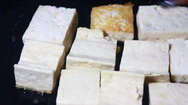 Tavada kızarmış tofu.