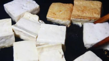 Tavada kızarmış tofu.