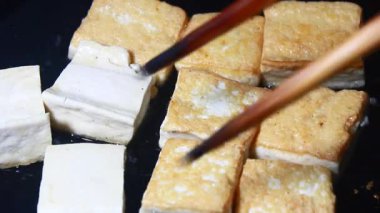 Tavada kızarmış tofu.