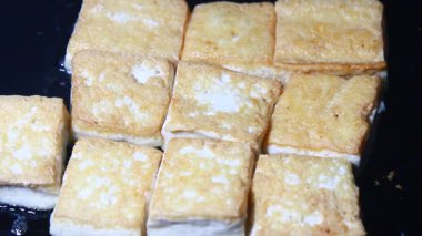 Tavada kızarmış tofu.
