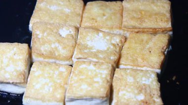 Tavada kızarmış tofu.