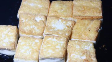 Tavada kızarmış tofu.