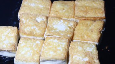 Tavada kızarmış tofu.