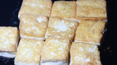 Tavada kızarmış tofu.
