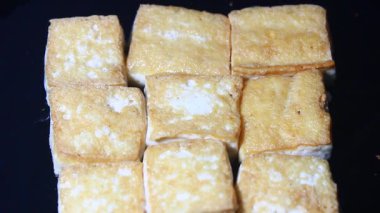 Tavada kızarmış tofu.