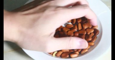 Tropikal badem tohumlarını soy