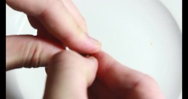 Tropikal badem tohumlarını soy