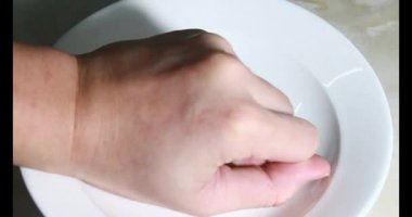 Tropikal badem tohumlarını soy