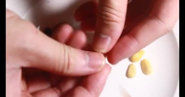 Tropikal badem tohumlarını soy