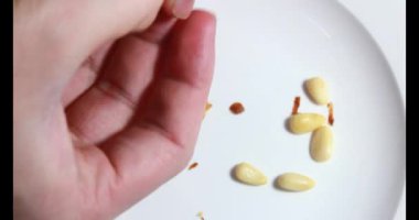 Tropikal badem tohumlarını soy