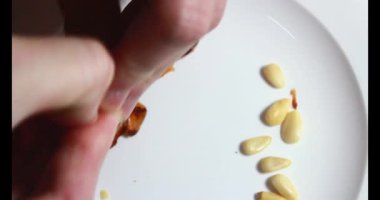 Tropikal badem tohumlarını soy