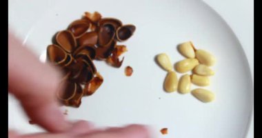 Tropikal badem tohumlarını soy