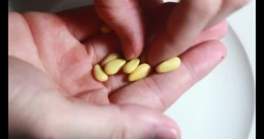 Tropikal badem tohumlarını soy