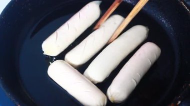 Tavada kızarmış sosis.