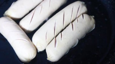 Tavada kızarmış sosis.