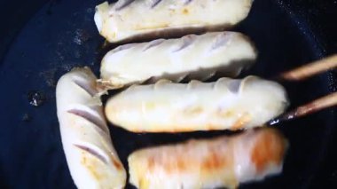 Tavada kızarmış sosis.