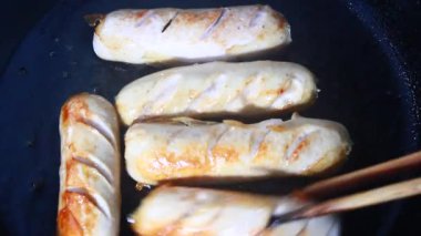 Tavada kızarmış sosis.