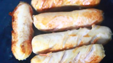 Tavada kızarmış sosis.