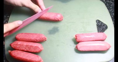 Tavada kızarmış sosis.