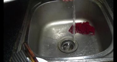 Ev işi yapan bir adam.