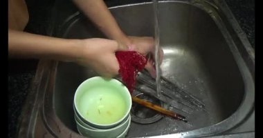 Ev işi yapan bir adam.