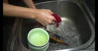 Ev işi yapan bir adam.