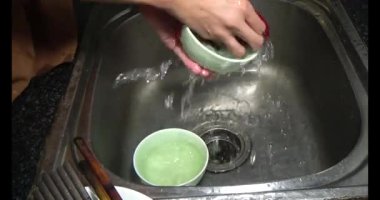 Ev işi yapan bir adam.