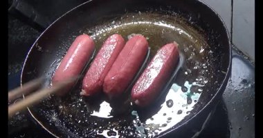 Kızarmış Lezzetli Kırmızı Sosisler