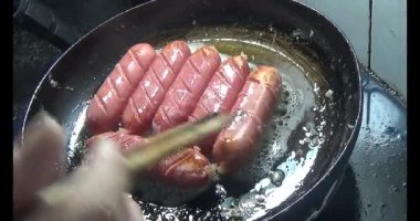 Kızarmış Lezzetli Kırmızı Sosisler