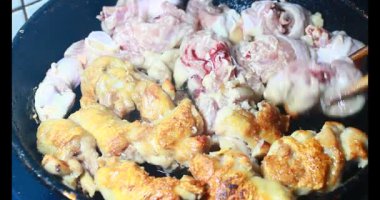 Sarı bir kavun kes.