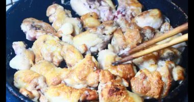 Sarı bir kavun kes.