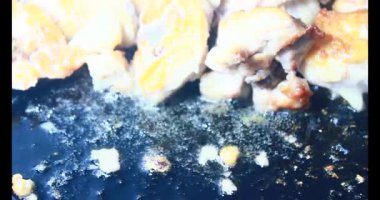 Sarı bir kavun kes.