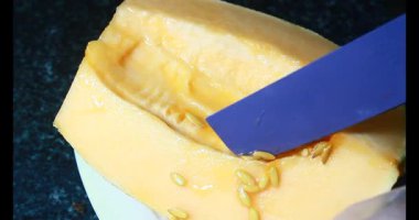 Sarı bir kavun kes.