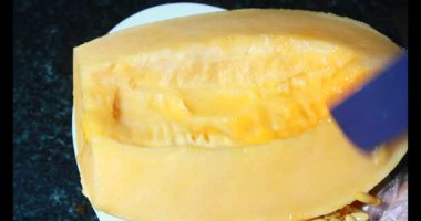 Sarı bir kavun kes.