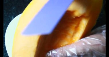 Sarı bir kavun kes.