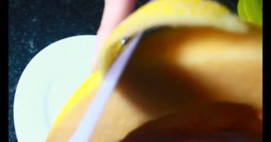 Sarı bir kavun kes.