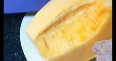 Sarı bir kavun kes.