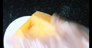 Sarı bir kavun kes.