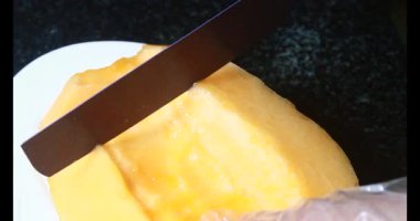 Sarı bir kavun kes.