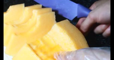 Sarı bir kavun kes.