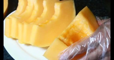 Sarı bir kavun kes.